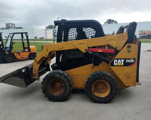 Minicargadora Caterpillar 242d año 2017 con 3200 Horas