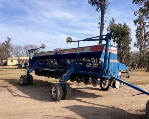 Sembradora Agroindustrial de 14 S a 52 . año 2004.
