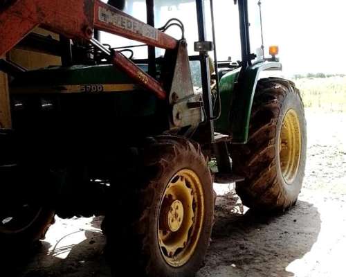 Tractor John Deere 5700