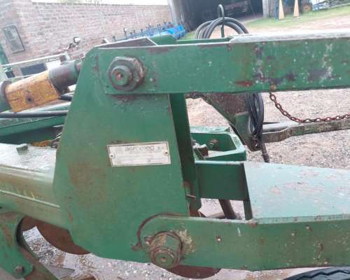 Arado de 6 Rejas Marca Agromec