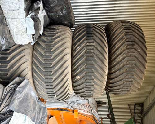 4 Cubiertas BKT 650/65-30.5 con Llanta