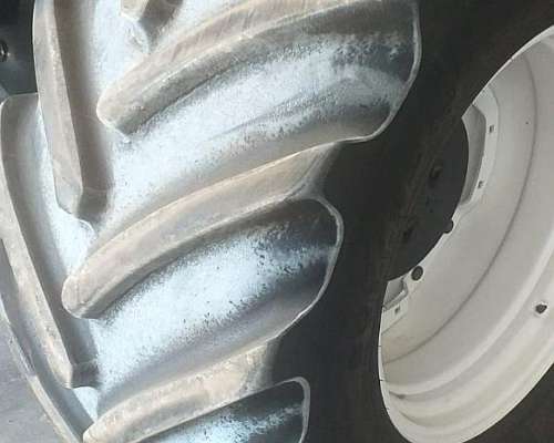 Tractor New Holland T8 325 año 2012.