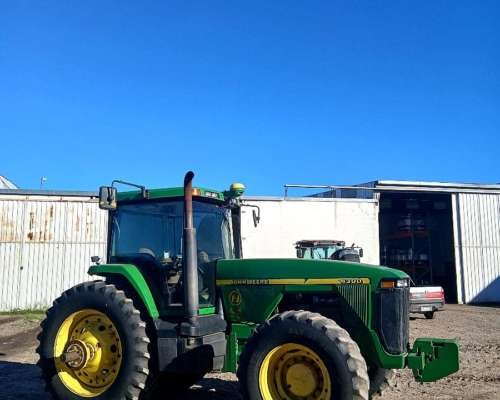 Tractor John Deere 8300 con Piloto