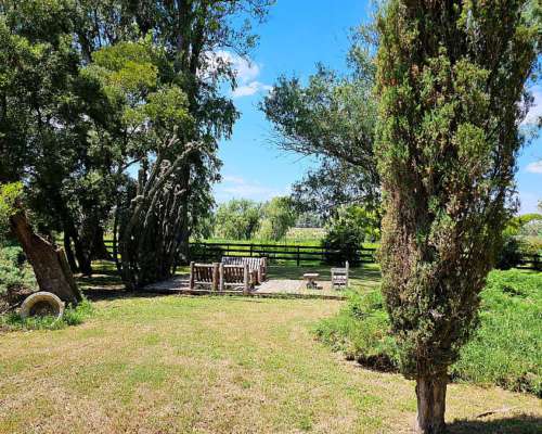 235 Has. Campo con Casco Sobre Ruta 8 en Parada Robles