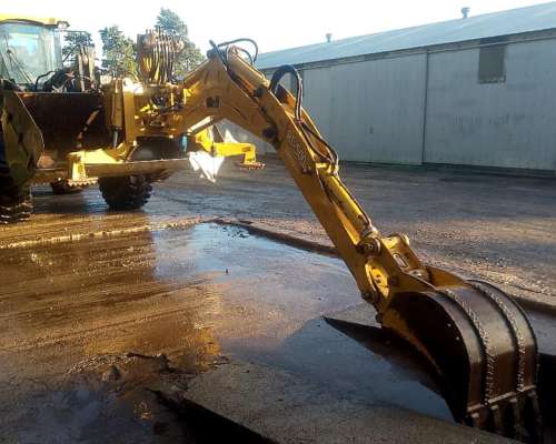 Brazo Retroexcavadora TVH Usada