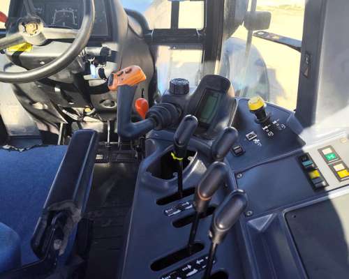 New Holland 7040 año 2012. 9474 HS. ROD 32. Trabajando