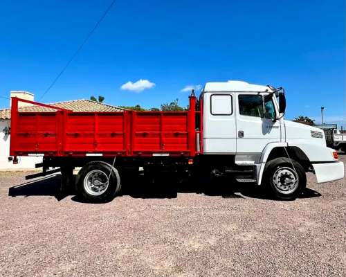 Camion Mercedes Benz L1620 año 2005 con Baranda Volcable