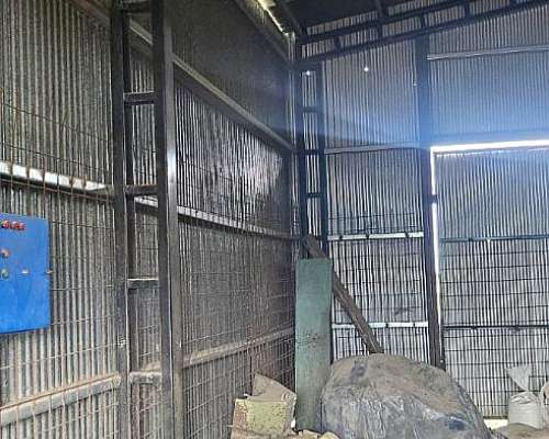 Galpón con Máquina para Fabricar Ladrillos