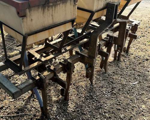 Aporcador Carpidor con Fertilizante 3 Puntos