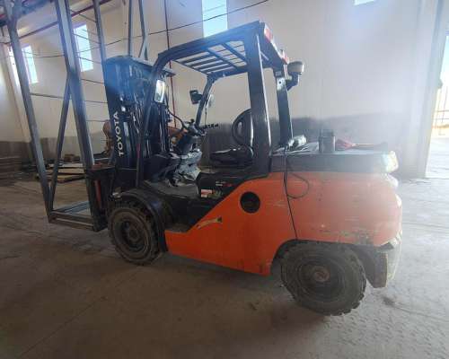 Autoelevador Toyota 5 TN ,rod. Macizo ,diesel 2016 4 S HID