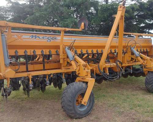 Sembradora Agrometal 13 Surcos con Monitor. año 2004.