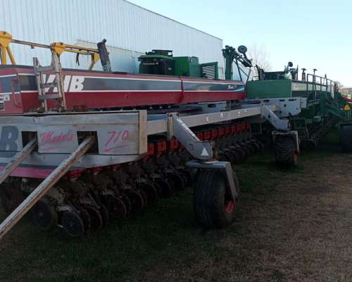 Fertilizadora y Sembradora Incorporadora 19 Lineas a 38 cm V