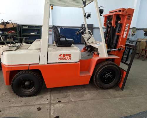 Autoelevador Nissan 4.5 Toneladas. Torre 4.30m. Rodado Doble