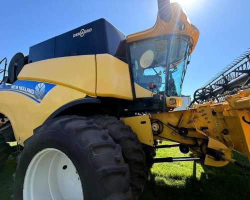 Cosechadora New Holland CR 6080, año 2016, con Draper 35