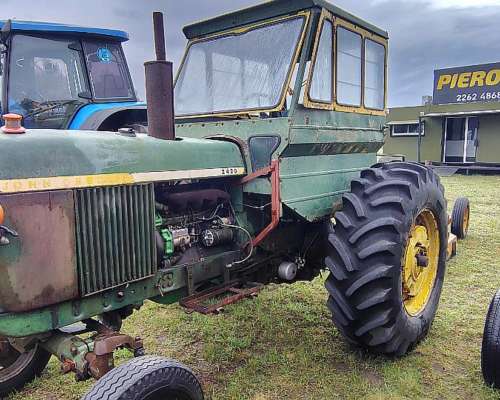 Tractor John Deere 2420 con Desmalezadora
