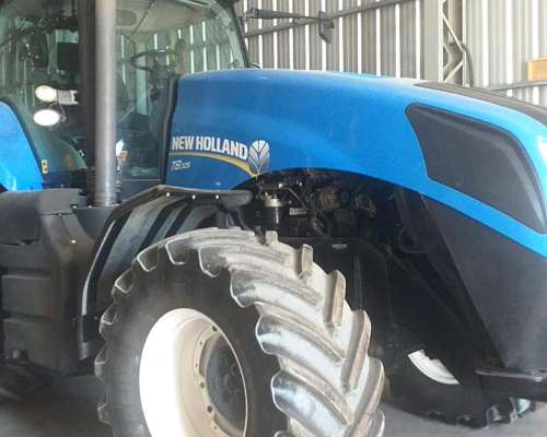 Tractor New Holland T8 325 año 2012.