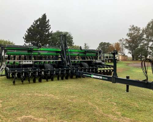 Sembradora Brioschi Autotrailer, 22 Líneas a 35 CM,