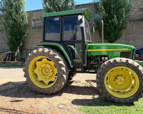 Tractor John Deere 5705 con Cabina