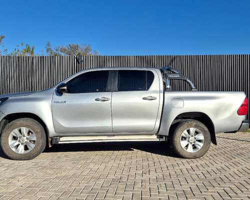 Toyota Hilux SR 4X4 D/C Manual