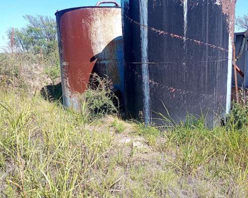 2 Tanques Verticales,cap 18.800 L C/U con Base de Apoyo